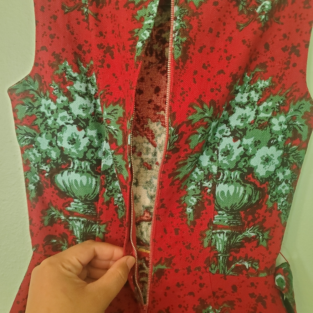Vintage 60s Floral Toile Urn Garden Tapestry Linen Dress in Red & Green Sheath S - Picture 9 of 14